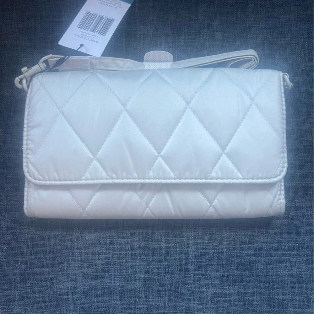 NWT Vera Bradley Quilted Oyster Mushroom Crossbody Wallet Bag. (silver grey)
